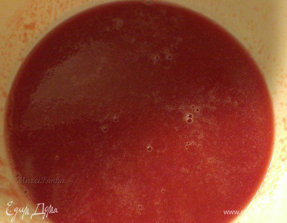 Снять образовавшуюся пенку. Пропустить арбузную мякоть через мелкий друшлак, чтобы удалить семечки.