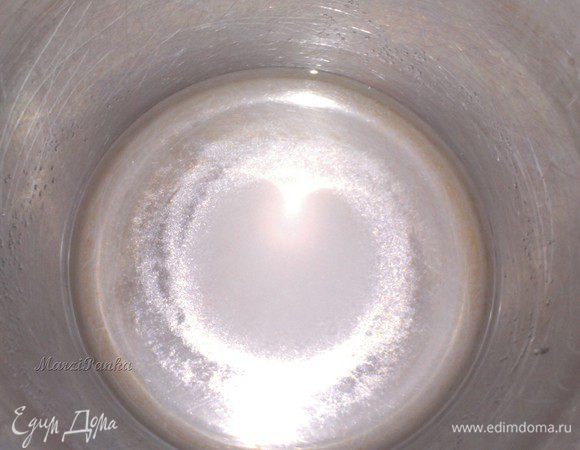 Воду и сахар смешать в эмалированной кастрюльке. И подогреть до растворения сахара.