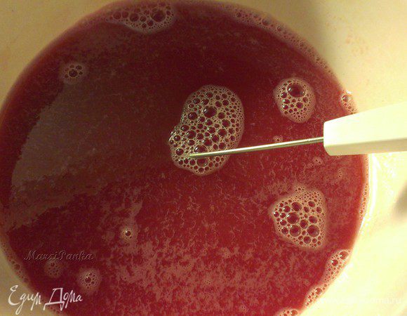 Добавить получившийся сахарный сироп и мед к арбузной мякоти и перемешать венчиком до однородного состояния.