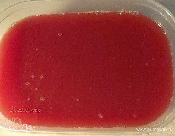 Переложить в низкую форму и отправить в морозильник минимум на 6 часов, а лучше на ночь. Перемешать в процессе застывания 2-4 раза, чтобы предотвратить образование крупных кристаллов льда и сделать сорбет более пушистым и податливым при раскладывании по порциям.