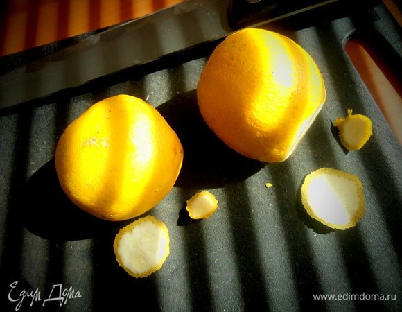 Лимоны моем,отрезаем попки,они не нужны.