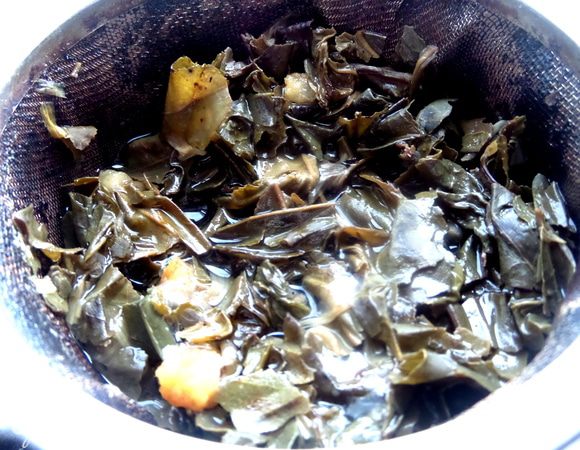 Завариваем 1-2 столовых ложек по правилам,не совсем кипятком. Когда настоится,процеживаем в кувшин и снова завариваем,так как зелёный чай можно заваривать несколько раз!