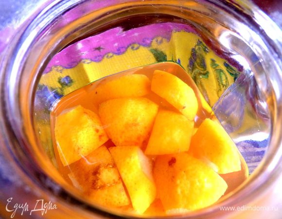 Я завариваю подряд 4 раза,т.е. 4 кружки...Туда же бросаем лимонные кусочки.