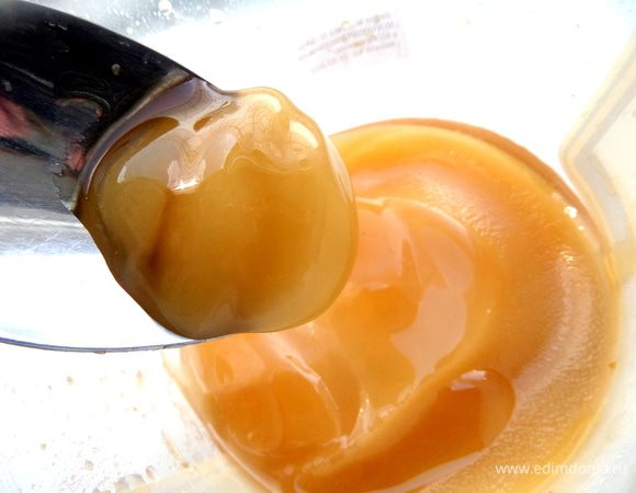 Чтобы уравновесить терпкость чая и кислоту лимона,добавим жидкий мёд.