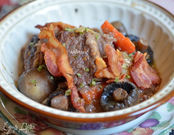 Подаем готовое блюдо с гарниром. Посыпаем беконом. Приятного аппетита.