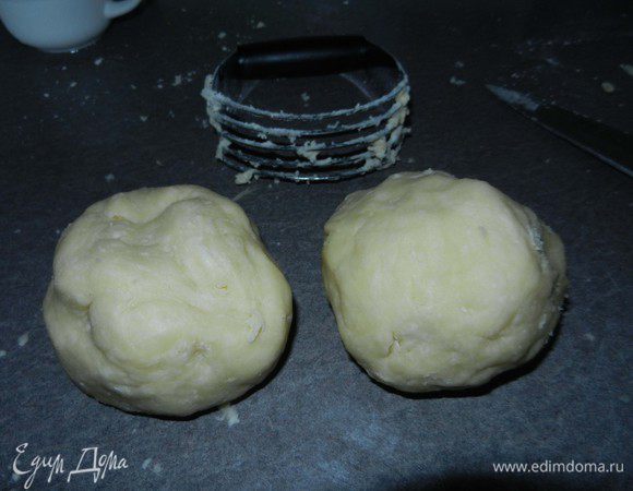 Тесто разделить на 2 ровные части. Завернуть в пластик и отправить в холодильник минимум минут на 1 час. (Я делала тесто заранее, держала ночь в холодильнике. Потом нужно дать полежать при комн. темп. около 40 минут).