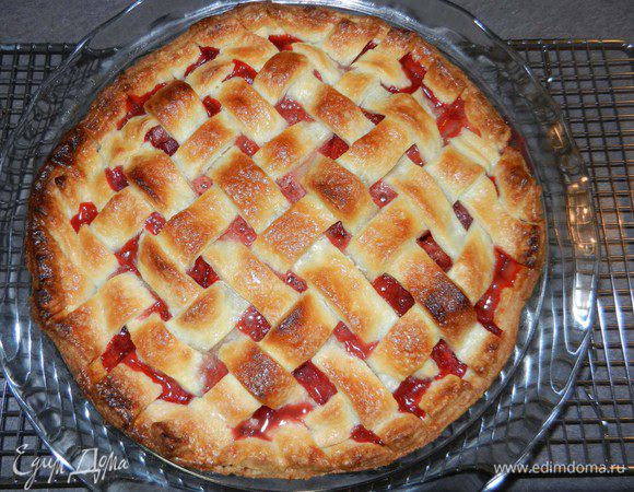 Форму с пирогом поставить на лист, выложенный фольгой (начинка будет сочная и может вытекать) и выпекать в течение 40 минут. Достать из духовки и охладить в течение 3 часов перед тем как нарезать (нужно дать начинке застыть).