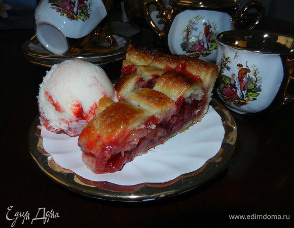 Угощаться можно с любимым вами видом мороженого ( у меня ванильно-клубничное). 