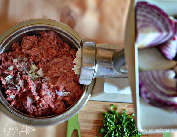 Мясо, сало курдючное прокрутить через мясорубку вместе с луком и чесноком, используя крупную насадку-решётку. Добавить гранатовый сок, вино, порубленную зелень, специи, соль. Хорошо вымесить фарш.