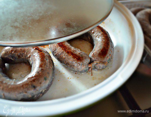 Обжаривайте подготовленные купаты на в сковороде на топлёном (можно использовать и растительное) масле на среднем огне до готовности.