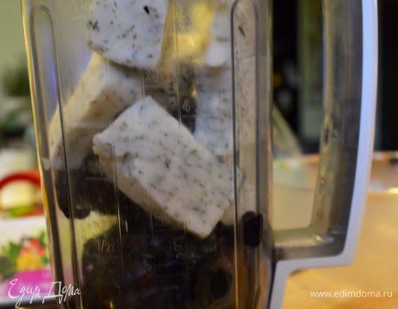 Сыр выбирайте конечно свой любимый или микс из двух-трех , какие есть в холодильнике. У меня здесь свежий рассыльный с зеленью. Он сам по себе соленый и пряный. Поэтому я ароматные травки и дополнительные специи не использовала, что совсем не воспрещается , если у вас спокойные сыры. Можно и зубчик чеснока разумеется..