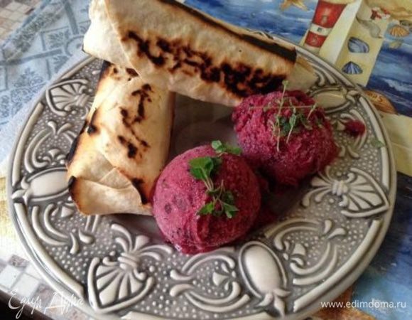 Для свекольникообразной консистенции можно добавить сметану или йогурт. А для более плотной - грецкие орехи и кинзы, что превращает наш хумус в грузинские Пхали :)