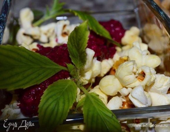 И с поп-корном  простым сливочным (5 мин в кастрюльке под крышкой) плюс наш хумус - хит - закуска :) 
Короче говоря на все белом очень играет и вкусно. 