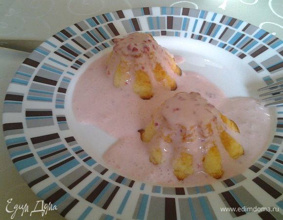 Готовые творожники немного остужаем и поливаем соусом.