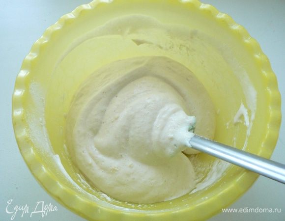 Просеять муку с разрыхлителем и миндальной мукой, аккуратно перемешать сверху вниз.