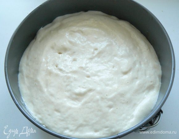 Форму проложить бумагой для выпечки, вылить тесто и выпекать при 180 - 200 градусах 20 - 25 минут.