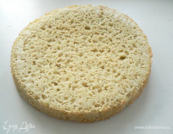 Достать бисквит, вынуть из формы и дать остыть.
