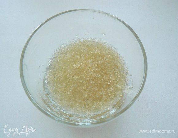 Готовим мусс из черной смородины: желатин замочить в 2 - 3 ст. л. холодной воды на 5 - 10 минут.