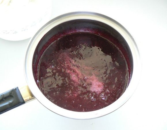 Смородину и сахар положить в кастрюлю, довести до кипения. Протереть через сито.  Добавить желатин к смородине, нагреть, но не кипятить. Остудить.
