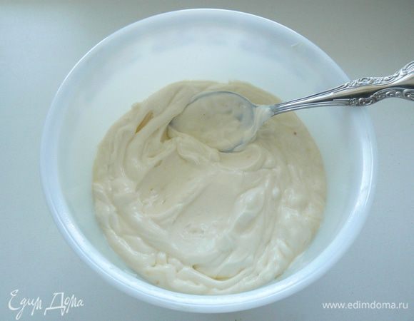 Белый шоколад растопить на водяной бане, остудить и смешать с творожным сыром. 