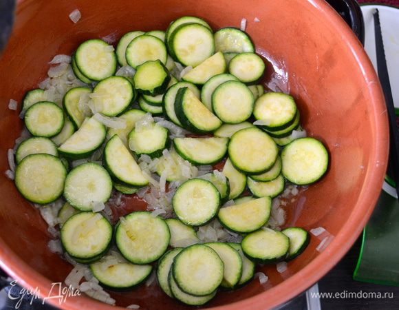 Добавить к луку нарезанный цукини. Обжарить все еще пару минут. 