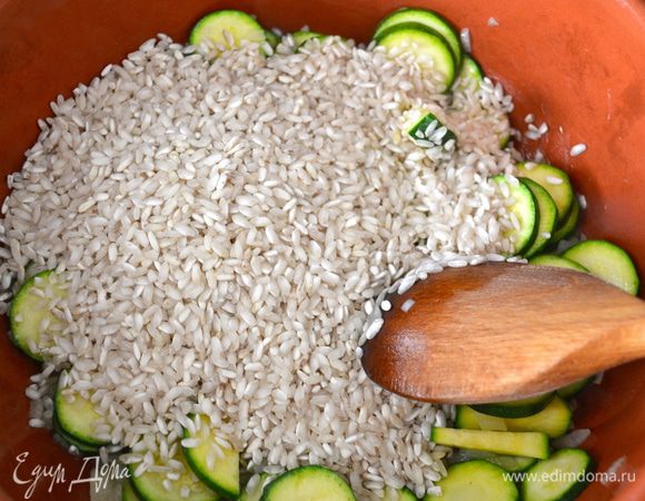 Следом всыпать к овощам рис (у меня карнароли полуобработанный) - рис предварительно НЕ промывать. Все перемешать и дать рису потушиться с овощами 1-2 минуты. 