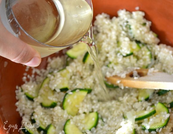 Слегка увеличить огонь и влить вино. Перемешать и дать выпариться... 