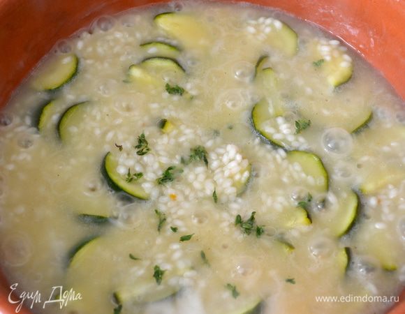 Затем, постепенно добавляя понемногу горячий (!) бульон, варить ризотто около 16-18 минут до готовности риса.