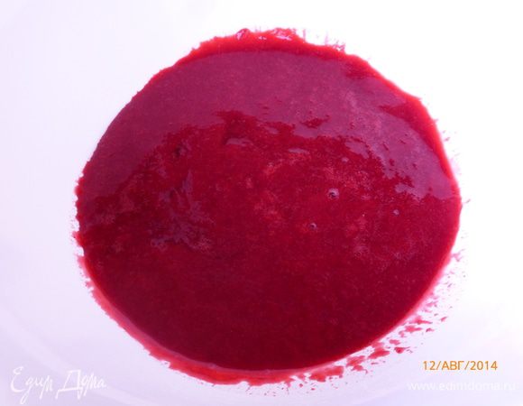 Перетираем ягоды малины через сито, нам нужен ягодный сок. У меня получилось 400 мл.