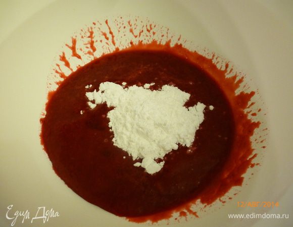 Добавляем сахарную пудру, размешиваем до ее растворения.