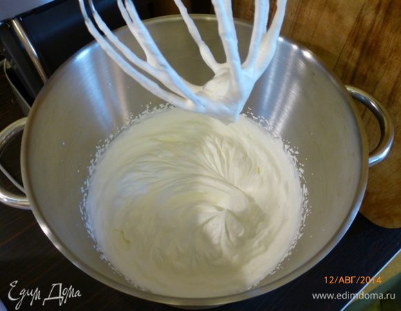 Взбиваем сливки до мягких пиков.