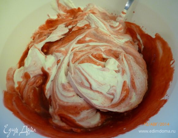 Аккуратно подмешиваем сливки к малиновому соку.
