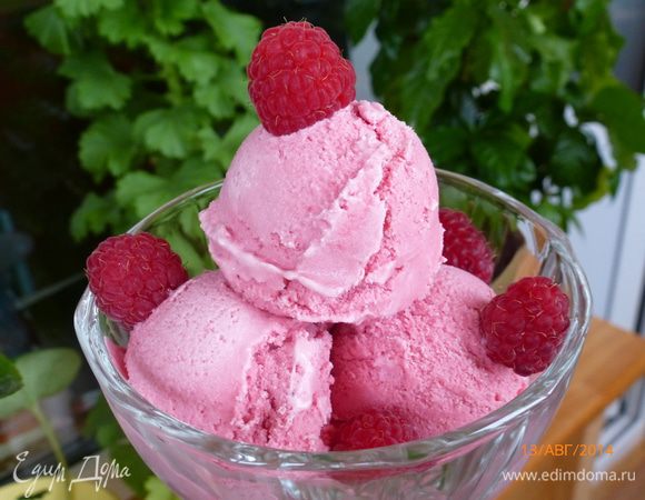 Перекладываем смесь в мороженицу или в лоток, если замораживаете в морозилке.
Приятного аппетита!