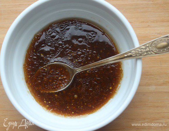 Соединить все ингредиенты для маринада и перемешать их до однородности.