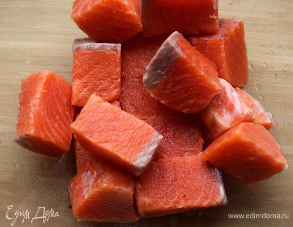 Рыбное филе нарезать небольшими кусочками.