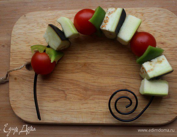 Для овощного шашлыка можно брать любые овощи помимо перечисленных - лук репчатый, лук-порей, морковь, картофель, тыкву, фенхель и т.д.   Нарезать овощи примерно одинаково и нанизать на шампур, чередуя.