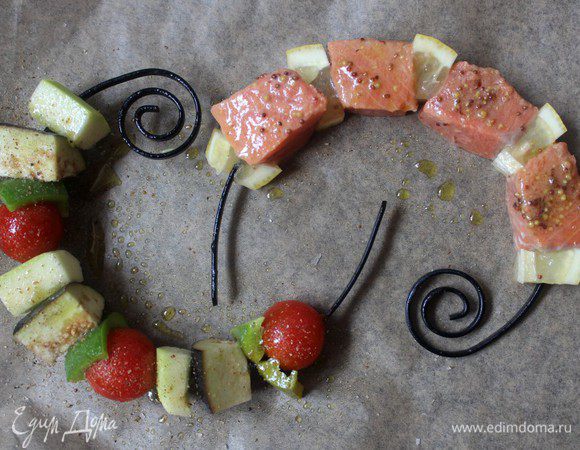 Выложить на застеленный пергаментом противень, овощной шашлык приправить солью и перцем, сбрызнуть оливковым маслом. Запекать в предварительно разогретой духовке при Т 200 градусов 15-20 минут. Подавать  на листьях салата. 