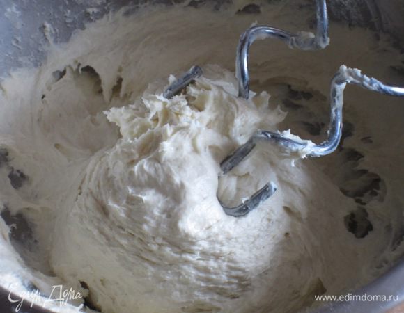 Холодное сливочное масло нарезать кусочками и растереть с мукой в крошку.Влить ледяную воду и замесить однородное тесто.