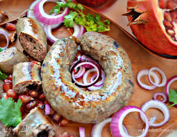Подавайте с зеленью, красным луком и зёрнами граната!