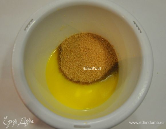 Коричневый сахар смешать с яйцами, добавить растопленное сливочное масло и взбить миксером до однородности. Добавьте ванильный экстракт.