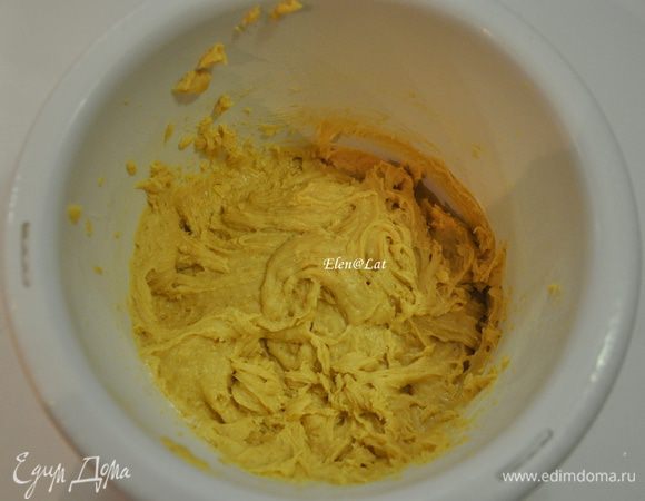 Муку смешать с разрыхлителем и щепоткой соли и подмешайте к тесту. 