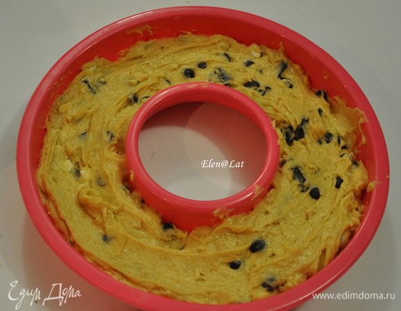 Крупно порубите шоколад и орехи. Добавьте в тесто. Силиконовую форму наполните тестом и выпекайте кекс в предварительно разогретой до 180С духовке  30-40 минут.  