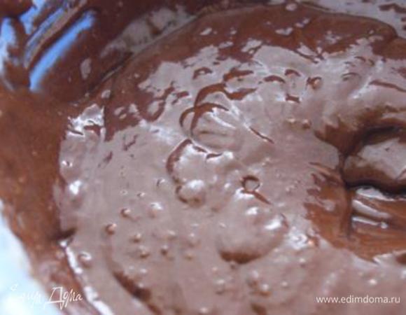 Готовим основу. Соединить все сухие ингредиенты. Добавить молоко, яйцо, масло. Замесить тесто. 