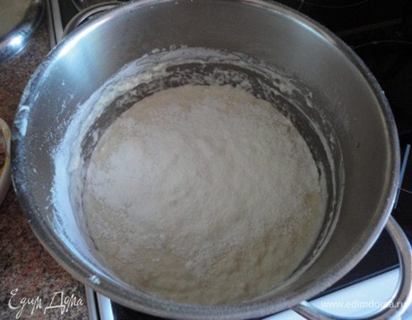 1. Приготовить тесто опарным способом. 350 мл воды подогрейте до 30-35 градусов, растворите в нем дрожжи, всыпьте муки до консистенции густой сметаны.