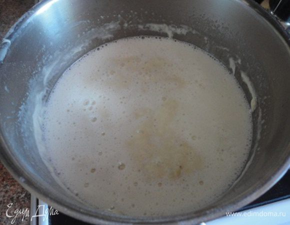 2. Опару присыпьте мукой, накройте крышкой и оставьте на 3,5 - 4 часа при температуре 30-35 градусов для брожения. Как говорит автор "у опарного теста совершенно особый вкус и текстура. Тут главное - не спешить. Опара должна успеть вспениться и осесть". Когда опара немного осядет, добавьте остальные ингредиенты и замесите тесто. Я тут сделал немного по-своему, т.е. предварительно взбила яйца с сахаром и потом добавила в тесто.
Оставьте тесто на 1-2 часа подходить (один раз тесто обомните).
