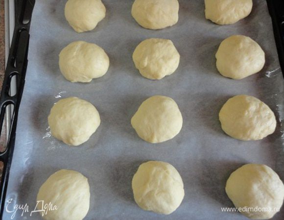 3. Приготовьте начинку. Творог протрите через сито. Добавьте сметану, яйцо, сахар, муку и соль. Все хорошо перемешайте.
4. Готовое тесто разделите на куски (по 60 г - я прямо взвешивала ), скатайте в шарики и уложите швом вниз на лист, смазанный маслом (я выстлала бумагой), дайте постоять 15-20 минут, чтобы тесто подошло.