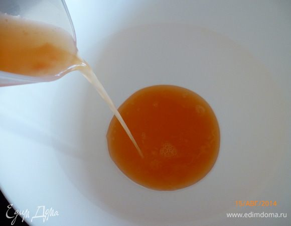 Выжимаем сок из цитрусовых. Я использовала смесь грейпфрутов, апельсинов и лайма. Ставим в холодильник охлаждаться.