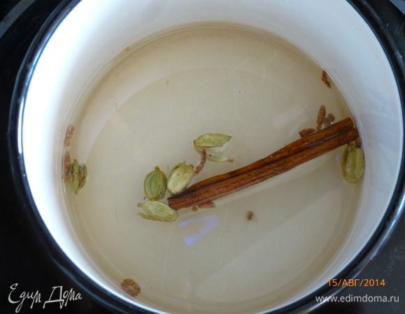 В это время готовим сироп. Воду с сахаром доводим до кипения и снимаем с огня. В сироп опускаем палочку корицы и коробочки кардамона (коробочки приоткрываем и целиком кладем в сироп). Закрываем крышкой и даем настояться до полного охлаждения.