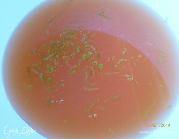 Снимаем цедру с лайма и добавляем ее к соку (сам лайм нам не понадобится, можно использовать тот, из которого выжимали сок)