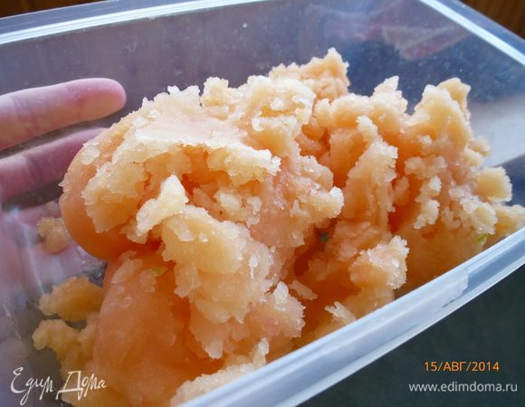 Готовую смесь переливаем в мороженицу или в контейнер (если охлаждаете в морозилке, при этом не забываем перемешивать каждые полчаса).
